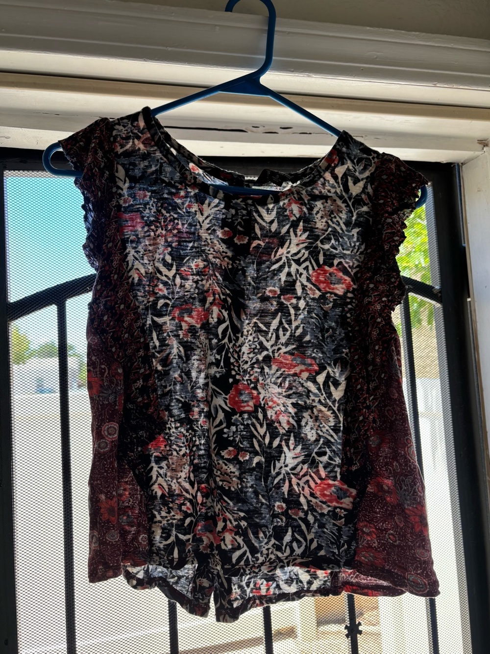 Lucky Brand floral blouse with ruffle sleeves/sides and button up back Size S/P